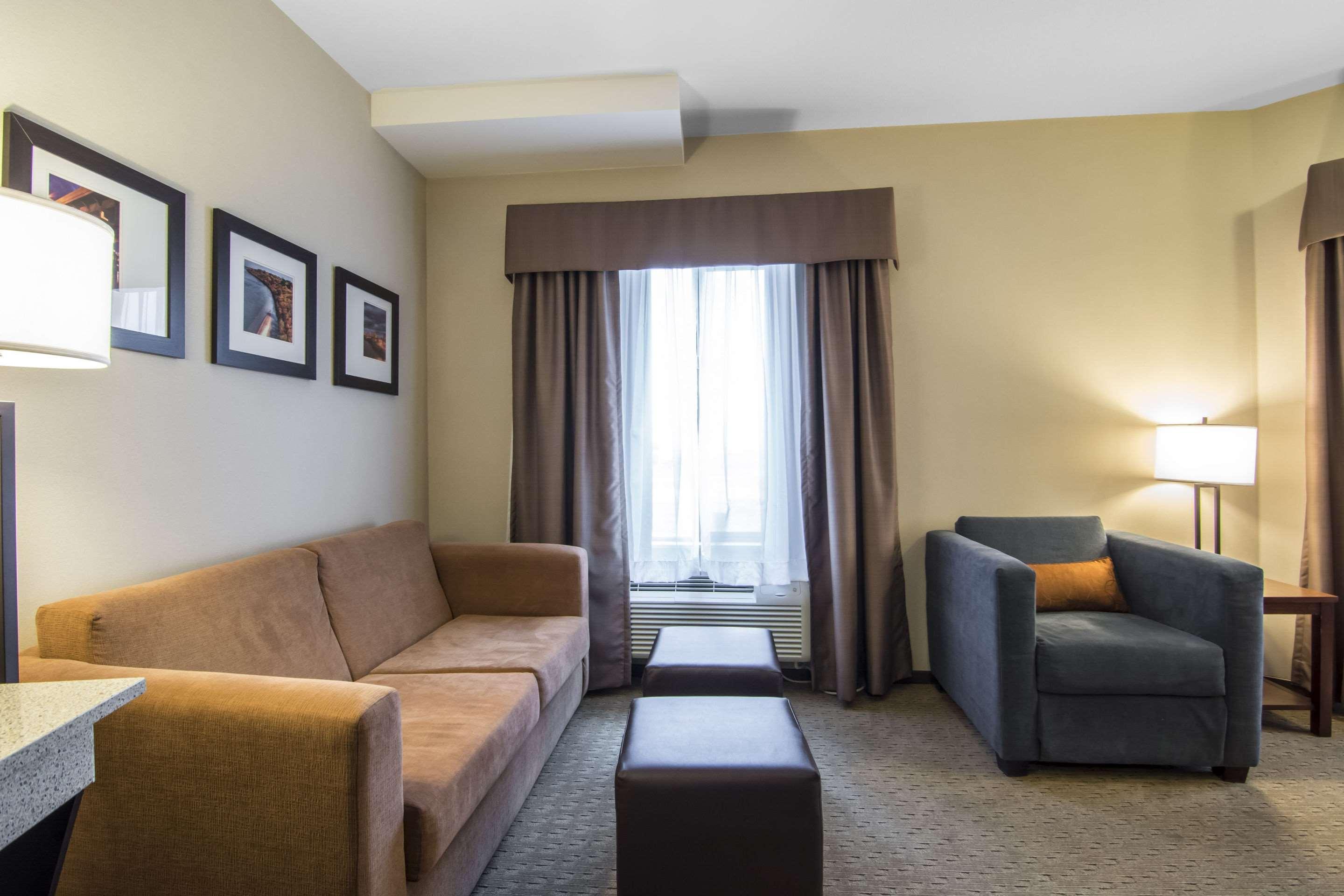 Comfort Suites Саскатун Екстериор снимка