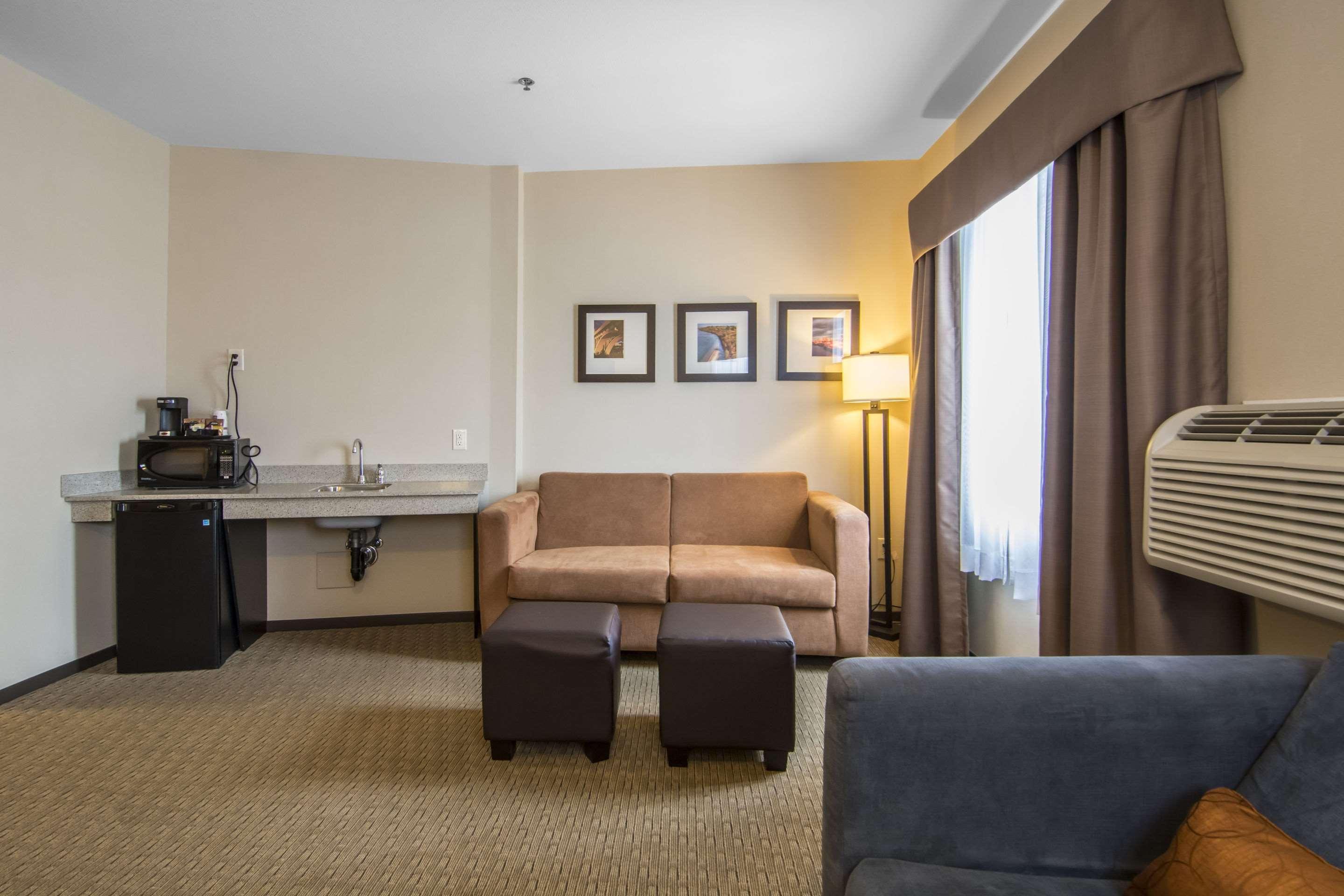 Comfort Suites Саскатун Екстериор снимка