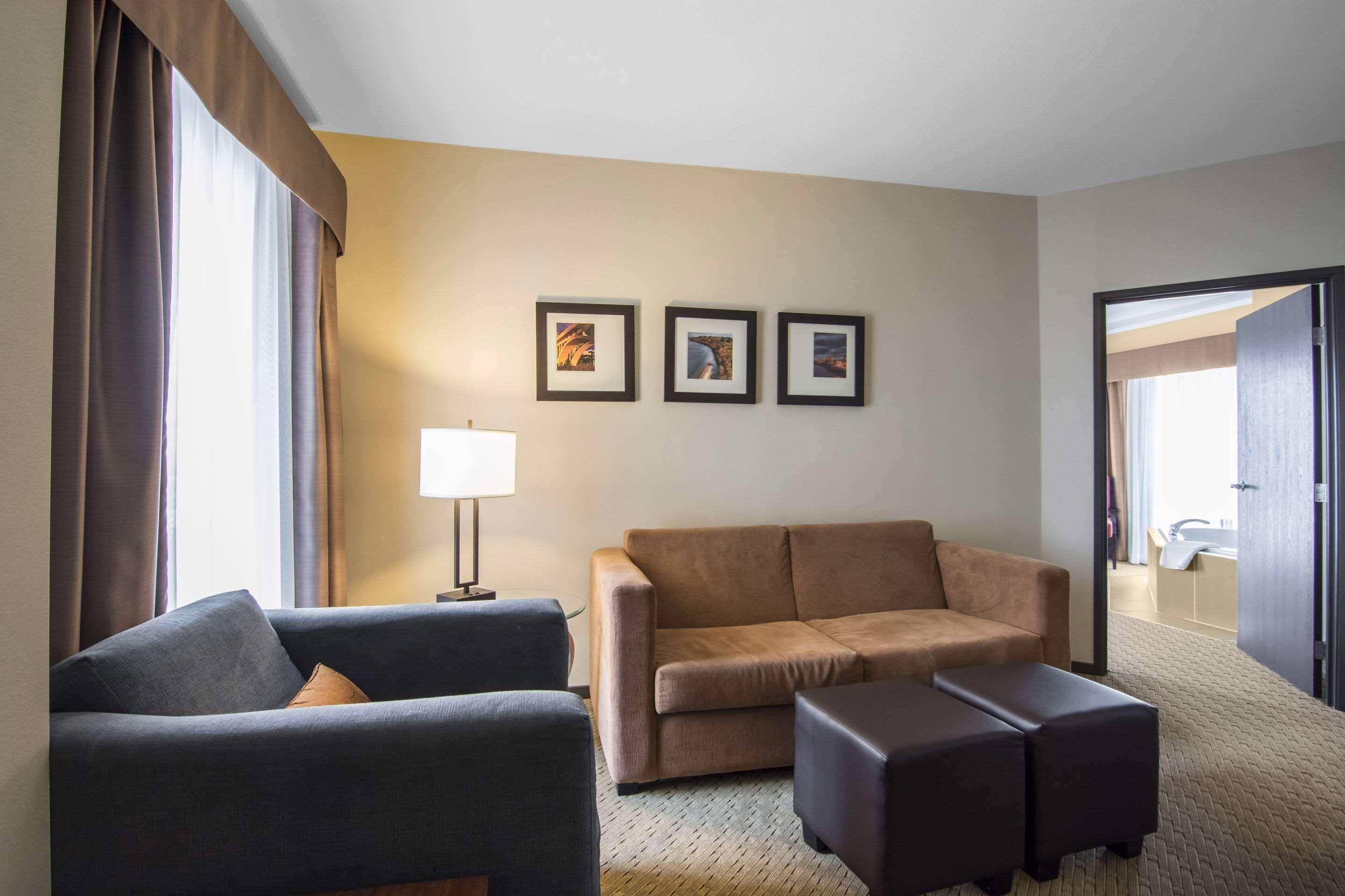 Comfort Suites Саскатун Екстериор снимка