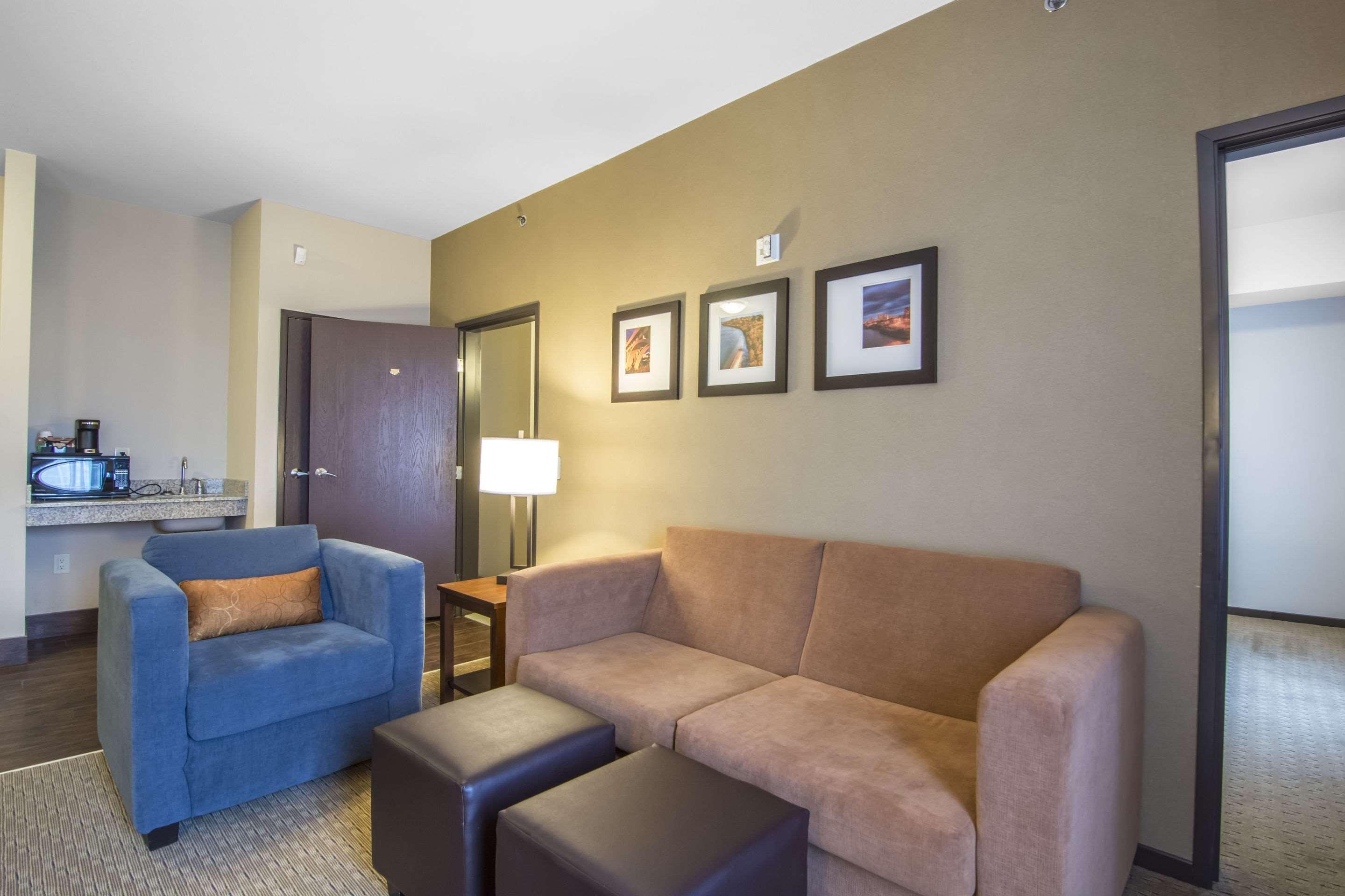 Comfort Suites Саскатун Екстериор снимка