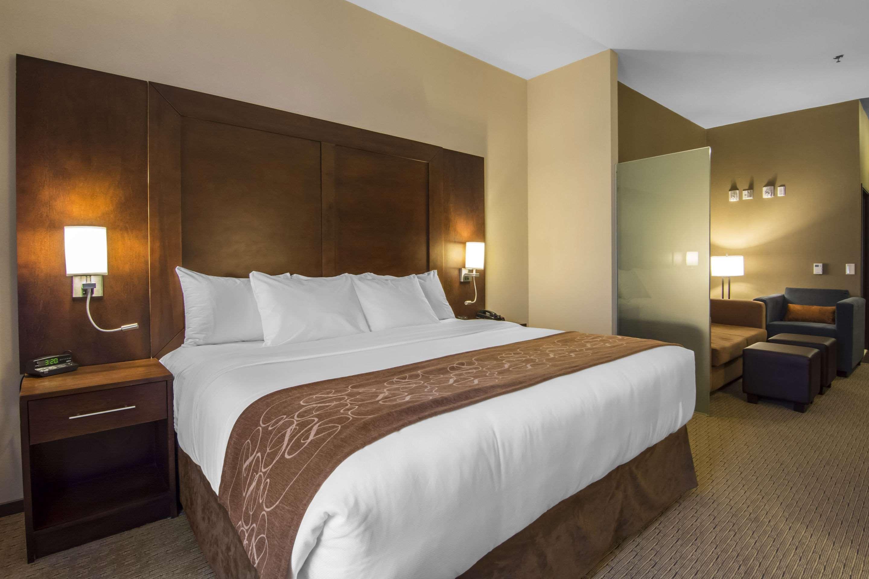Comfort Suites Саскатун Екстериор снимка