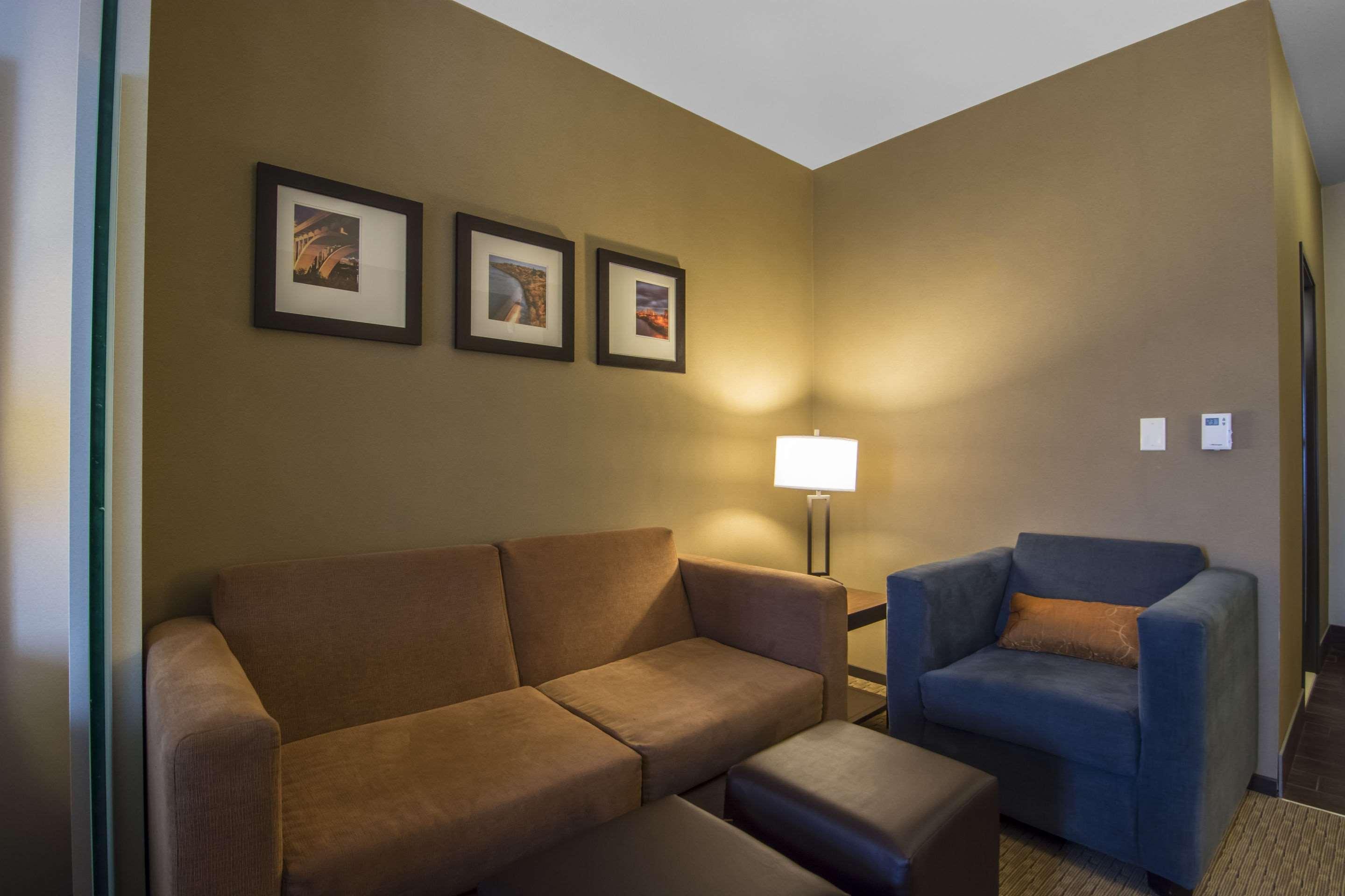 Comfort Suites Саскатун Екстериор снимка