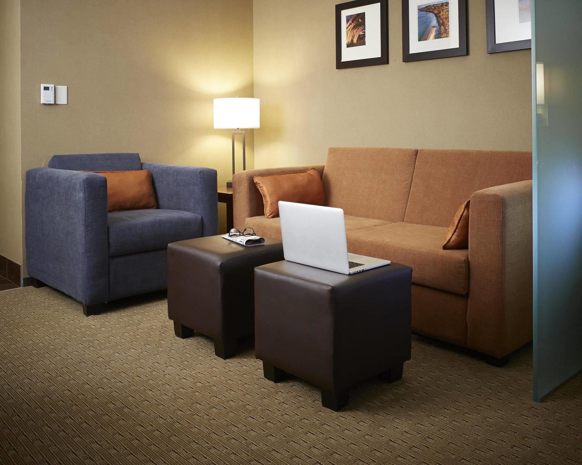 Comfort Suites Саскатун Екстериор снимка